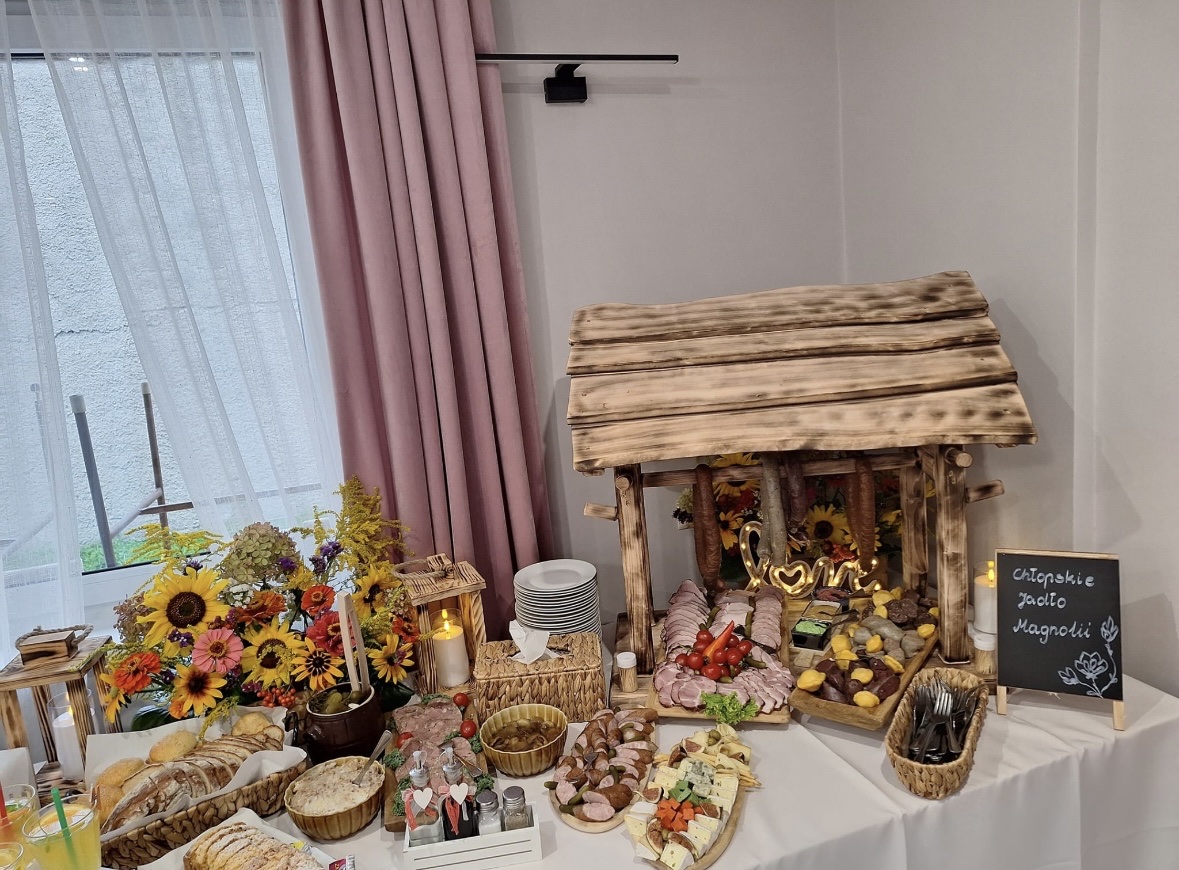 Wiejski bufet Chłopskie jadło Magnolii od Przysmaków Agaty, drewniana wędzarnia, wędliny, sery i słoneczniki
